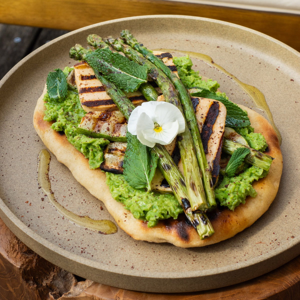 Amalie Sigrids oppskrift på grillede flatbrød med erte-puré, halloumi ...